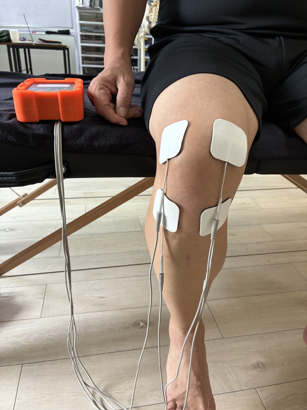 座った状態で膝にパッドを貼る様子